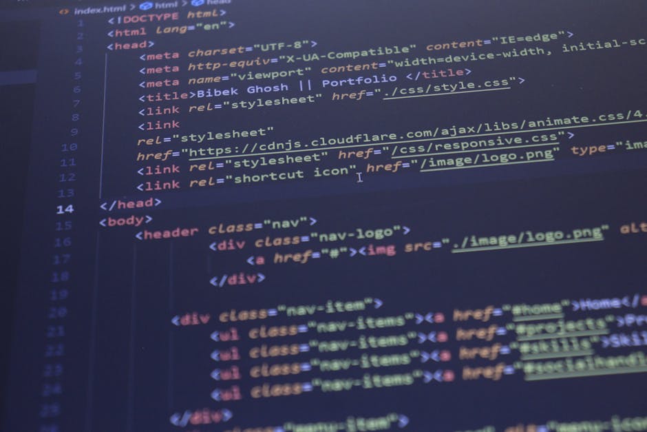 Programador trabalhando em código moderno